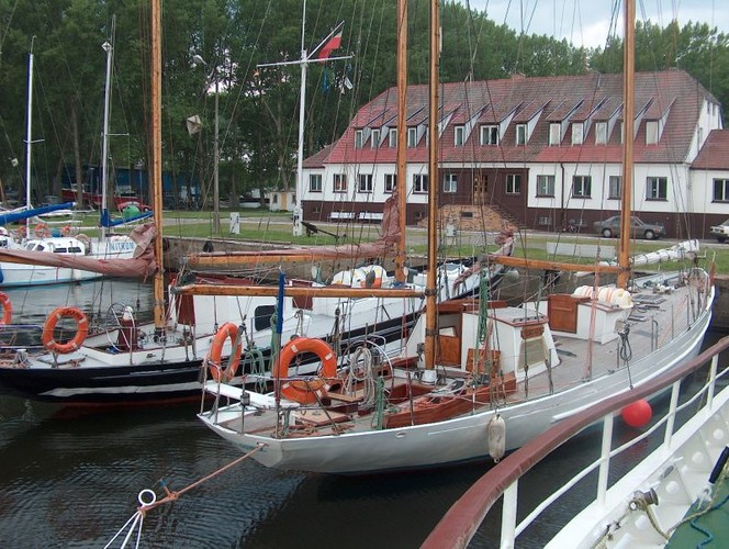 Projekt 'Zachodniopomorski Szlak Żeglarski - sieć portów turystycznych Pomorza Zachodniego' obejmuje budowę infrastruktury sieci portów i przystani jachtowych w otoczeniu Zalewu Szczecińskiego, w Szczecinie oraz na wybrzeżu Bałtyku. Trasa Szlaku leży na głównej drodze wodnej prowadzącej ze stolicy Niemiec – Berlina poprzez Bałtyk do Skandynawii.
<br><br>
(fot. www.zrot.pl)