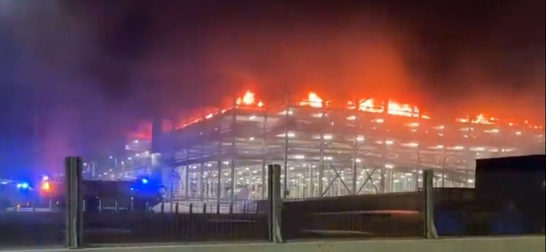 Wielki pożar na lotnisku Luton. Odwołano wszystkie loty, także połączenia z Polską