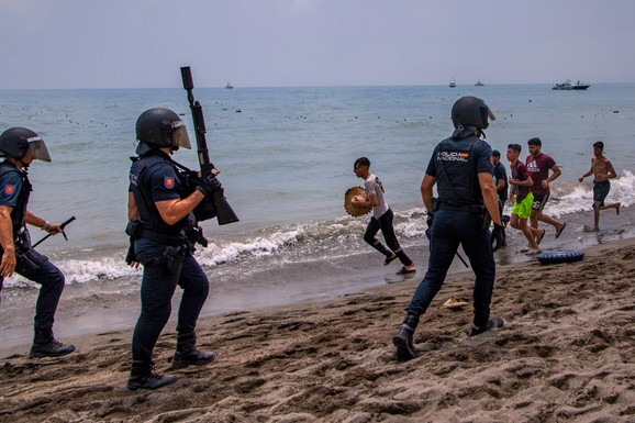 KAO APOKALIPSA! Španski grad od 83.000 stanovnika preplavilo 50.000 migranata u jednom danu: "Branićemo mir u Seuti kao što bi branili Madrid"