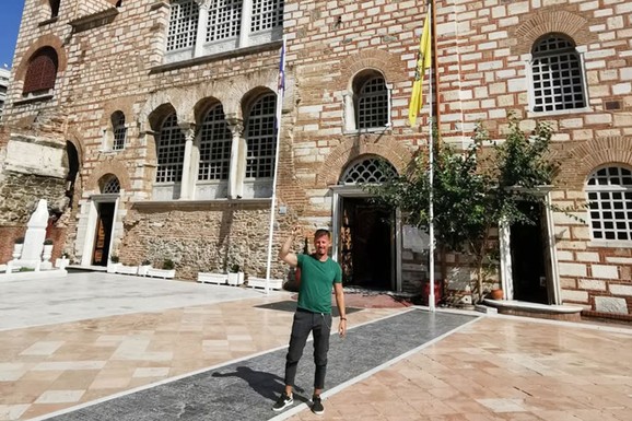 "KOLEGE, NE TREBA DA RADITE PO SVAKU CENU" Pevač se susreo sa zdravstvenim problemima: Nije mogao da nastupa zbog ovoga