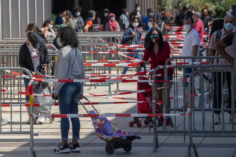 Colas para recibir comida gratis en Ginebra.  2021