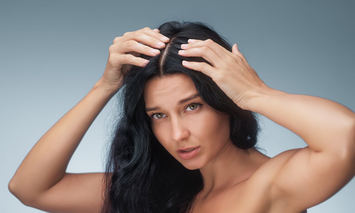 Ten szampon skutecznie redukuje siwienie włosów. Możesz zapomnieć o ciągłym farbowaniu