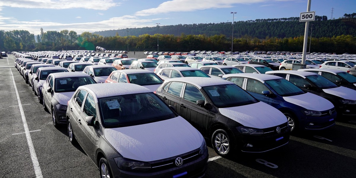 Modele Volkswagena Polo przed fabryką firmy w Pampelunie.