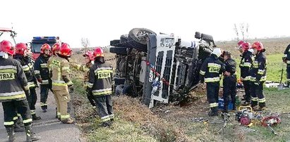 Wypadek pod Łęczycą. Kierowca cudem uniknął śmierci