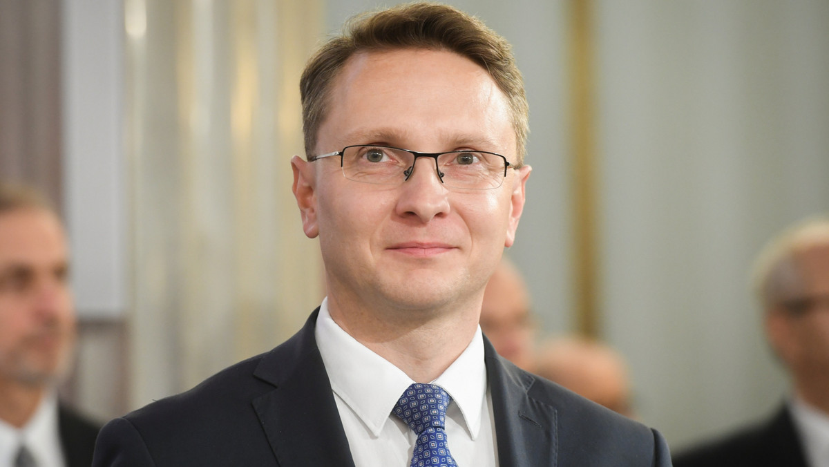 Piotr Uruski to prawicowy polityk, działacz samorządowy, nauczyciel oraz poseł na Sejm VIII kadencji (2015-2019) wybrany z ramienia komitetu PiS, jako członek partii Solidarna Polska. Uruski jest doktorem nauk humanistycznych, w latach 2006-2014 sprawował mandat radnego Sanoka. Od 2014 do 2015 roku pełnił urząd wiceburmistrza Sanoka. Jest członkiem zarządu Polskiego Związku Hokeja na Lodzie. W październiku 2019 roku został wybrany na posła IX kadencji Sejmu z listy Prawa i Sprawiedliwości. 