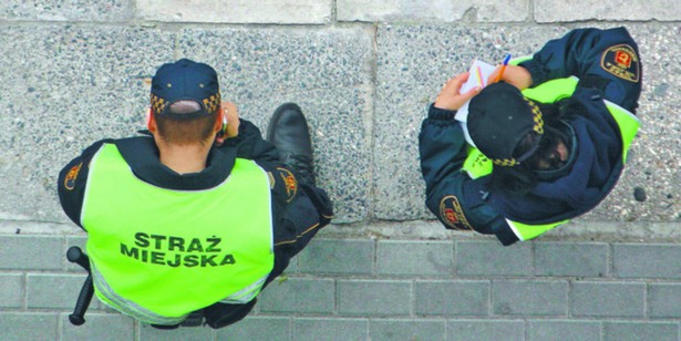 Od mandatów za złe parkowanie przybywa pieniędzy w kasie, ale bezpieczniej się nie robi