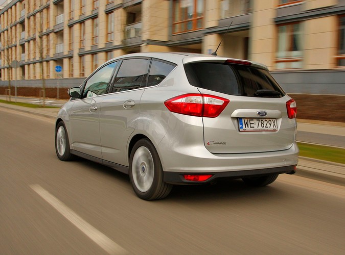 Z czym wam się kojarzą kompaktowe minivany, bo nam z nadmuchanymi autami segmentu C, które są mniej poręczne w mieście i wolniejsze na zakrętach. Po przejażdżce najnowszym fordem c-max diametralnie zmieniamy naszą opinię...