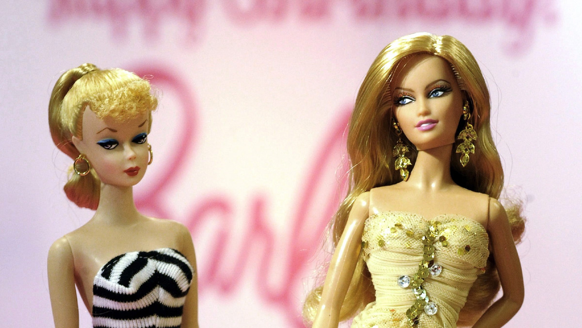 W Iranie policja zamknęła kilkadziesiąt sklepów z zabawkami za sprzedaż lalek Barbie - podała dzisiaj irańska agencja prasowa Mehr. Zakaz sprzedaży Barbie ubranej jak kobiety na Zachodzie obowiązuje w Iranie od połowy lat 90.