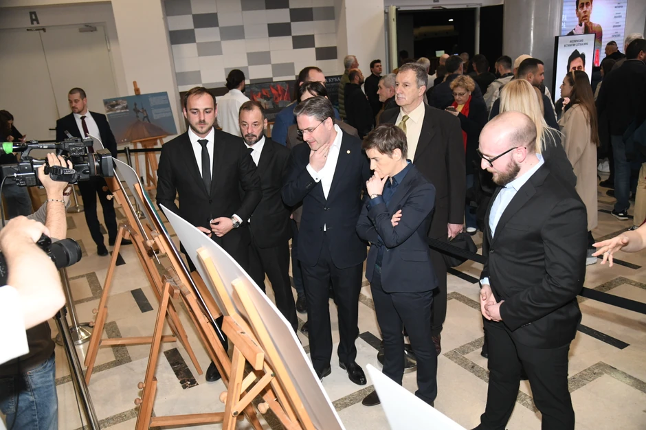 Ana Brnabić i Nikola Selaković na premijeri  Žetve