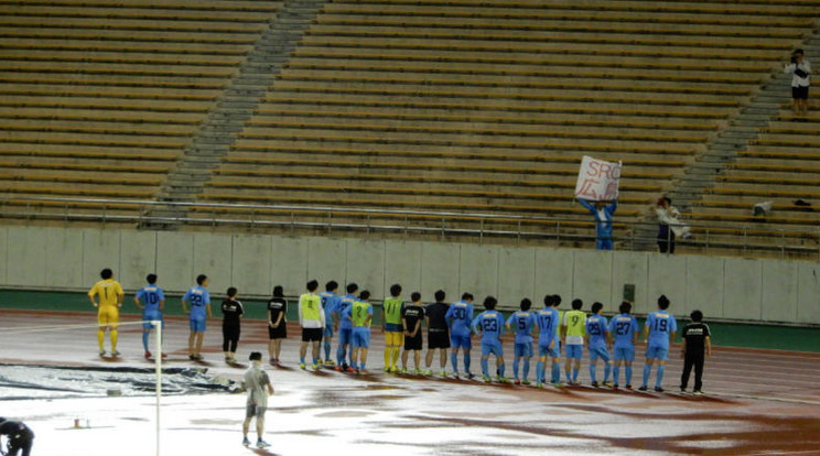 A Hirosima focistái megköszönték az egyszem szurkoló biztatását /Fotó: Twitter