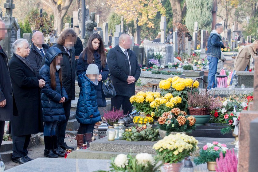 Kaczyński z Martą i jej córkami na Powązkach