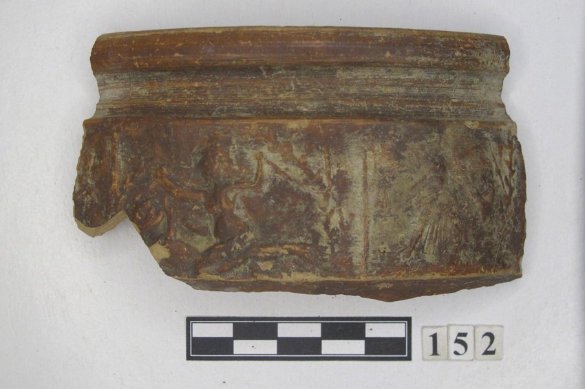 Otkrića arheologa na lokalitetu Klenak - deo keramičke posude sa reljefnom predstavom mitološko-erotske scene iz antičko-rimskog perioda