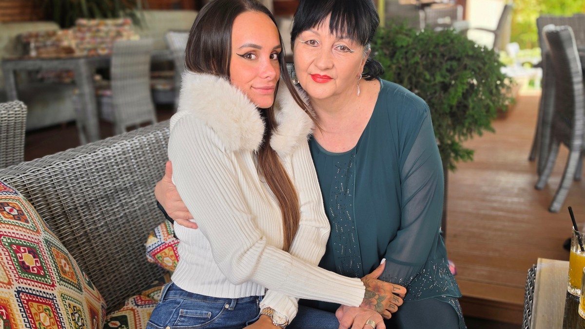 POGAČA, ŽITO SA ORASIMA, VINO I VELIKA SVEĆA Teodora Delić nakon pomirenja sa Bebicom slavi Svetog Luku u porodičnom domu: Na trpezi dominiraju tradicionalni simboli