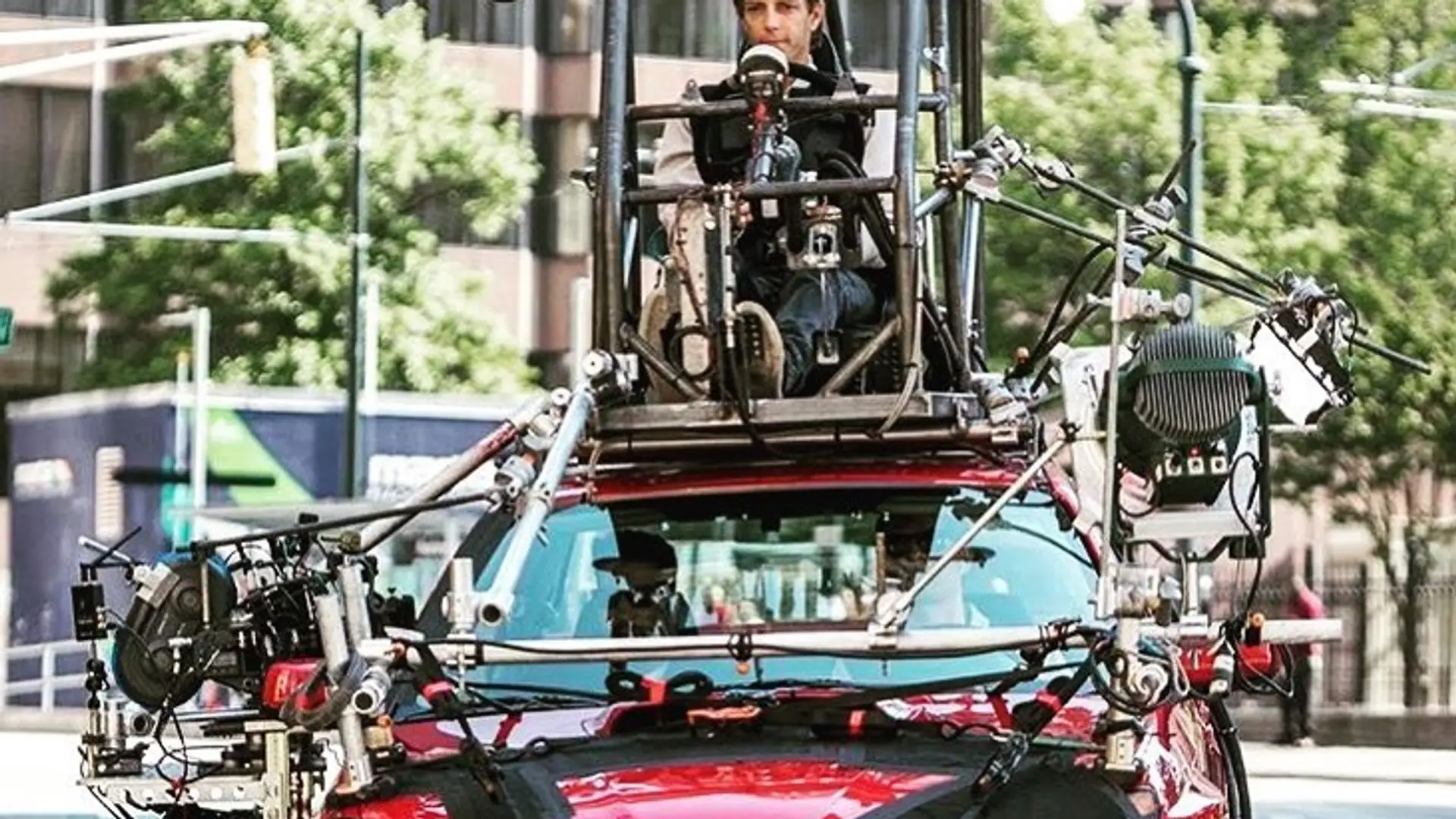 Tak robi się pościgi w filmach. Prawdziwy kierowca siedzi na dachu