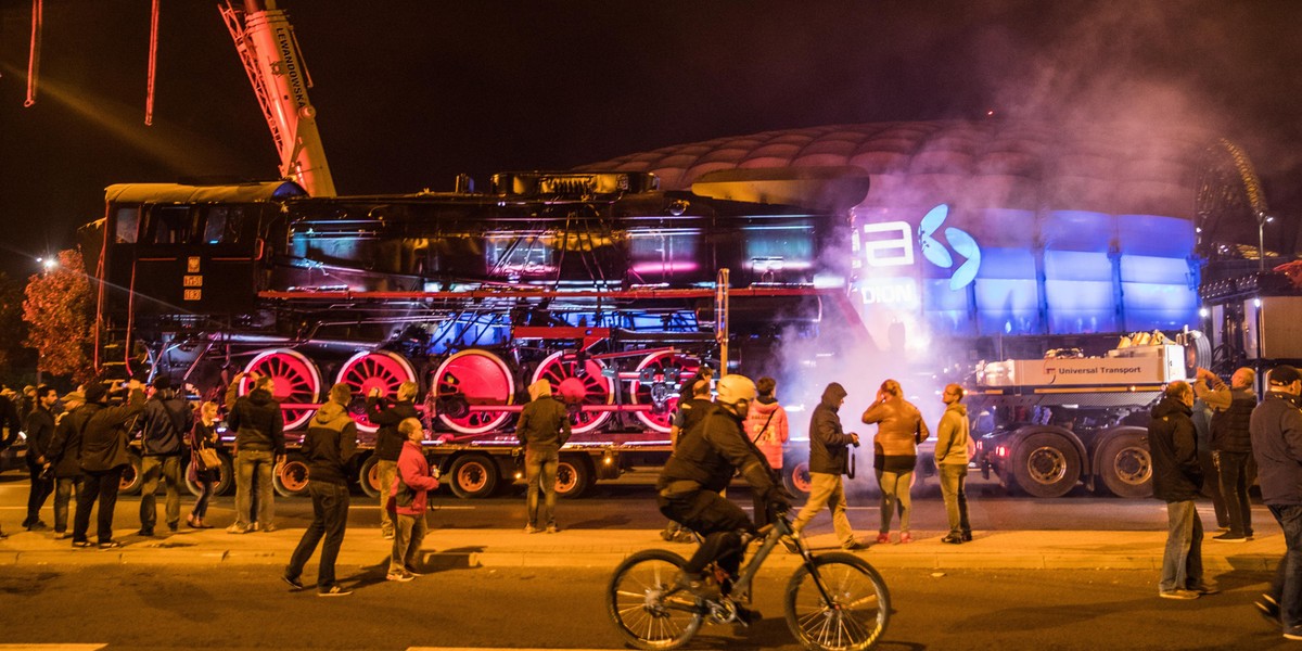 130-tonowa lokomotywa stanęła przed stadionem Lecha Poznań