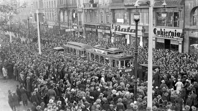 Agitacja wyborcza  w Poznaniu. Obywatele słuchają przemówień posłów i czytają ulotki wyborcze, 16 listopada 1930 r.