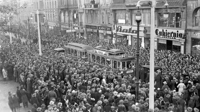 Agitacja wyborcza  w Poznaniu. Obywatele słuchają przemówień posłów i czytają ulotki wyborcze, 16 listopada 1930 r.