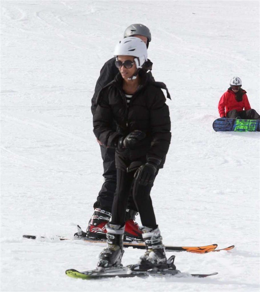 Gwiazda Avatara uczy się jazdy na nartach