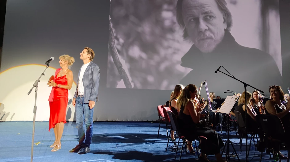 Glumac Petar Benčina uručio je Aniti Laušević nagradu "Pavle Vuisić" koja je posthumno doeljenja njenom suprugu Žarku