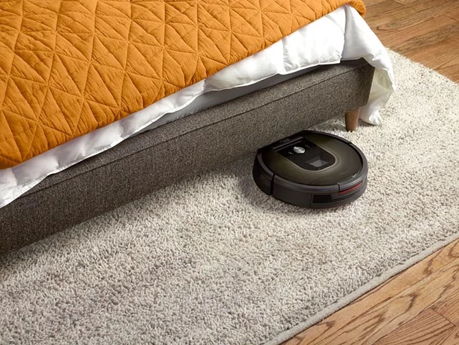 Roomba 980 ma trochę ponad 9 cm wysokości, może zatem sprzątnąć trudno dostępne powierzchnie - na przykład pod łóżkiem