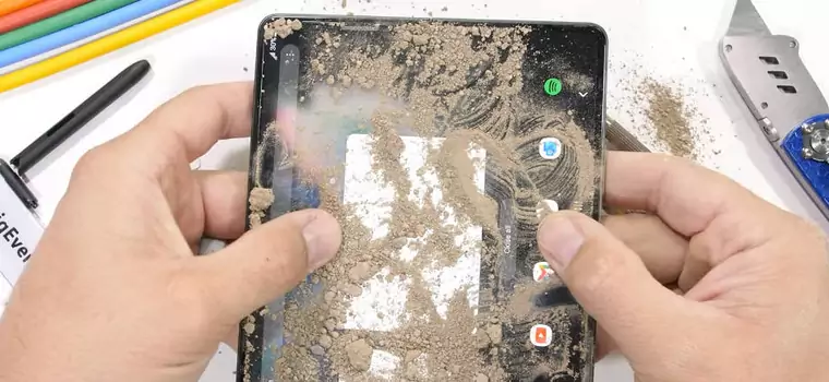 Samsung Galaxy Z Fold 3 na torturach. Składane smartfony mają coraz lepszą konstrukcję