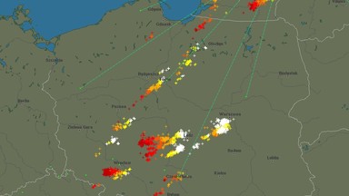 Grzmi nad Polską. Uwaga na grad, ulewy i silny wiatr. Sprawdź, gdzie jest burza [RELACJA NA ŻYWO]