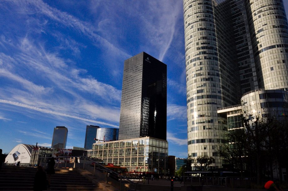 Nazwa La Défense pochodzi od pomnika La Défense de Paris, który wybudowano pod koniec XIX wieku, by upamiętnić żołnierzy walczących o Paryż w czasie wojny z Prusami. 