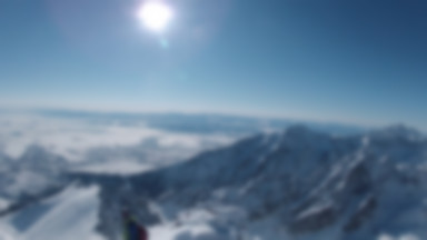 Dwóch śmiałków zjechało na nartach z Łomnickiego szczytu