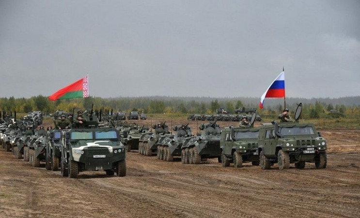 Przygotowując się do inwazji na Ukrainę, rosyjskie kierownictwo próbowało przeciągnąć na swoją stronę Białoruś. Jednym z narzędzi prowadzących do tego celu stała się przyspieszona integracja wojskowa. Przejawiło się to w zakrojonych na szeroką skalę ćwiczeniach wojskowych, m.in. "Zapad 2021", które odbyły się we wrześniu 2021 r.