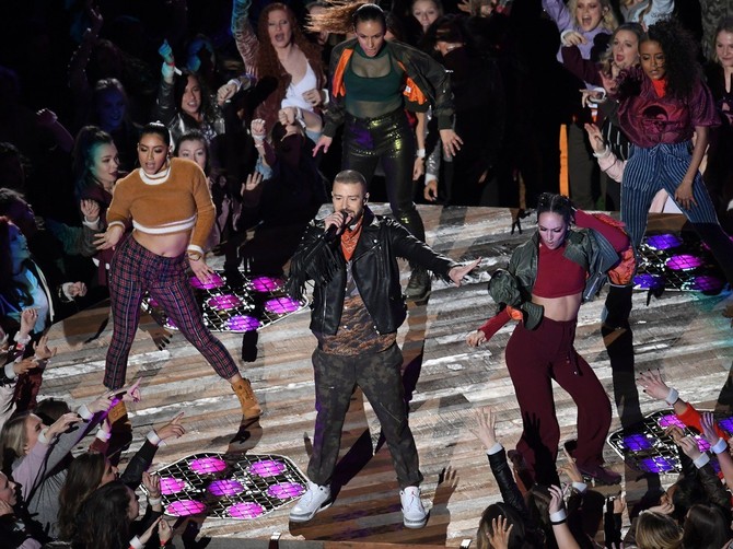 Džastin Timberlejk na sceni na Superboulu