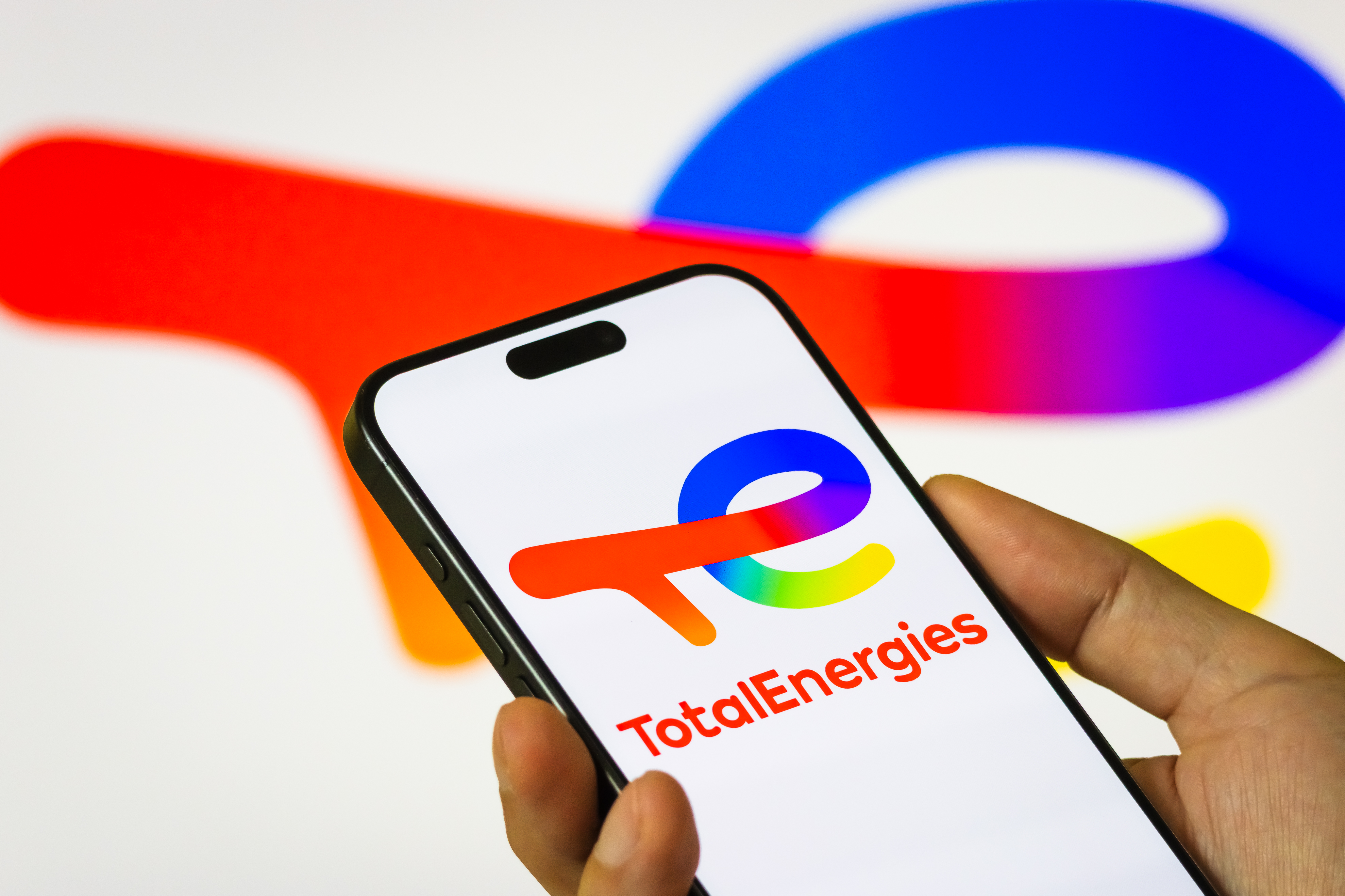 Petrolio in calo: guerra commerciale USA-UE frena domanda