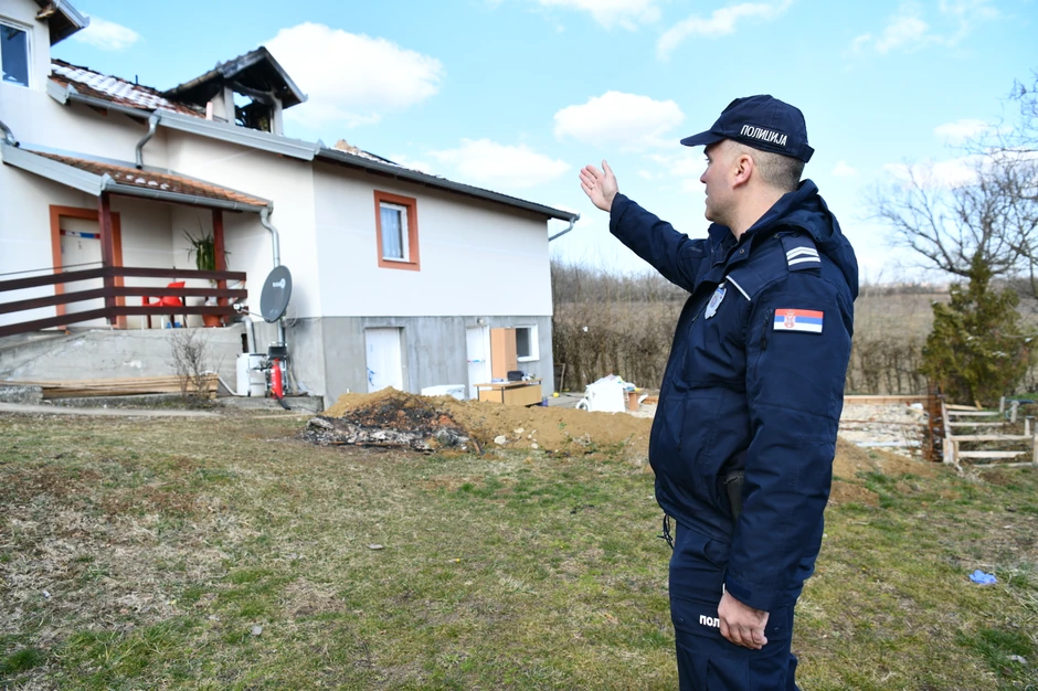 Policijski heroj Aleksandar Radovanović pokazuje rukom ka Domu za stare "Ivanović"