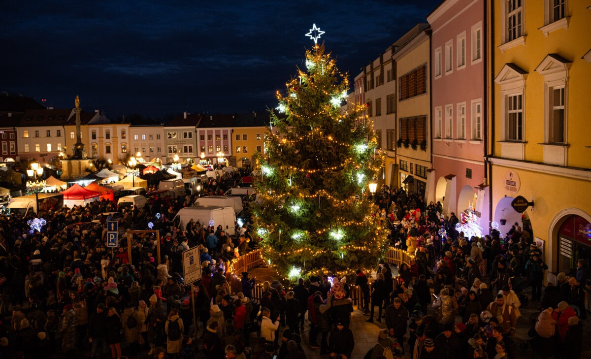Vianočné trhy v Kroměříži prinášajú na historické námestie čaro adventu, vôňu punču a nezameniteľnú sviatočnú atmosféru.