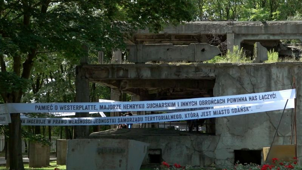 Transparenty na Westerplatte. Policja legitymuje urzędników