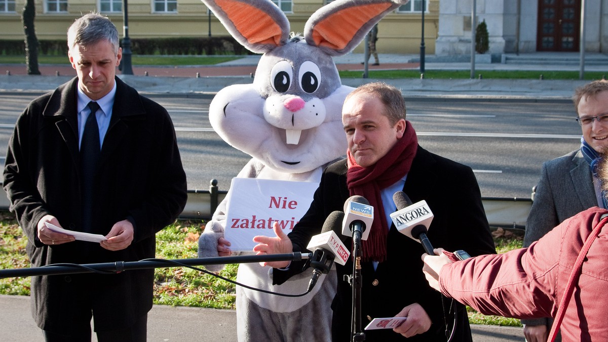 Zakazu zatrudniania rodzin polityków i radnych, kar za załatwianie pracy znajomym, transparentności zatrudniania w urzędach i samorządach - chce PJN. Jej działacze zapowiedzieli wysłanie do premiera memorandum w sprawie ograniczania kolesiostwa w administracji publicznej.