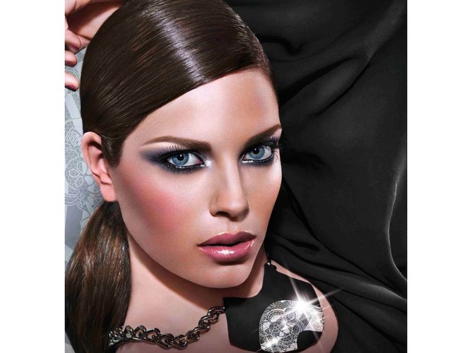 Artdeco: magnetyczne spojrzenie i postać pełna blasku.. Pokreślone oczy w kolorze fioletu i jasne, błyszczące usta. Makijaż twarzy i ciała połyskujący błyszczącymi drobinkami.