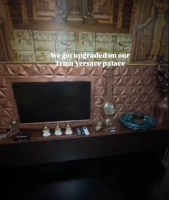 Versaće vila ima egipatske tapete u dnevnom boravku i prefarban TV