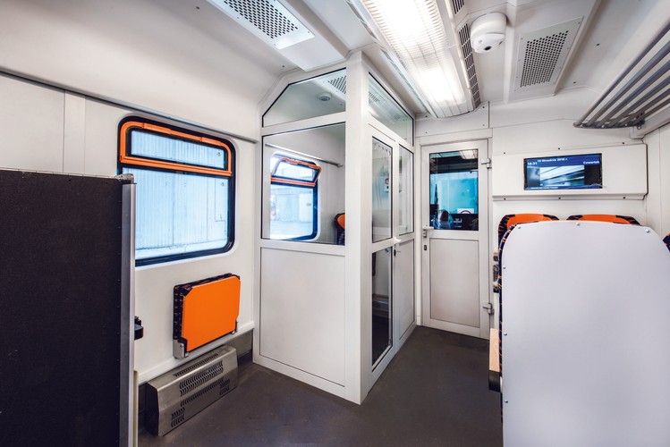 Nazwa handlowa odzwierciedla gruntowny zakres modernizacji wysłużonych, niskoperonowych zespołów EN57. Ze względu na skalę przeprowadzonych prac nawiązuje do odradzającego się z popiołów mitycznego feniksa. Naszym celem było sprostanie oczekiwaniom przewoźników, użytkujących obecne składy EN57 i dostosowanie pojazdów tego typu do rosnących wymagań podróżnych, zachowując przy tym najwyższe standardy w zakresie bezpieczeństwa eksploatowanych jednostek. Chodziło również o to, aby w ramach trwającego procesu odnawiania kolejowego taboru pasażerskiego w Polsce stworzyć alternatywę dla wymiany wyeksploatowanych pojazdów na nowe, ze względu na znaczne koszty nie tylko zakupu, ale późniejszego utrzymania pojazdów. Warto wspomnieć, że jest to najbardziej zaawansowana modernizacja pojazdów EN57 w Polsce – powiedział Marcin Guryniuk, prezes Polskiego Taboru Szynowego.