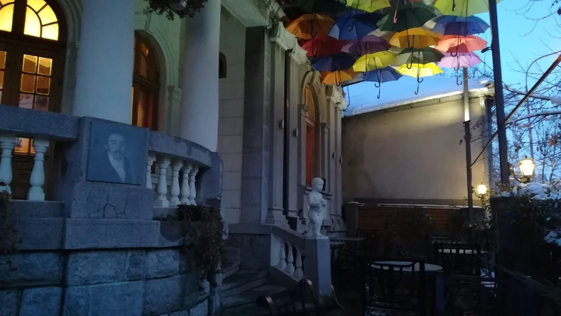 Skulptura deteta na prilazu u kuću