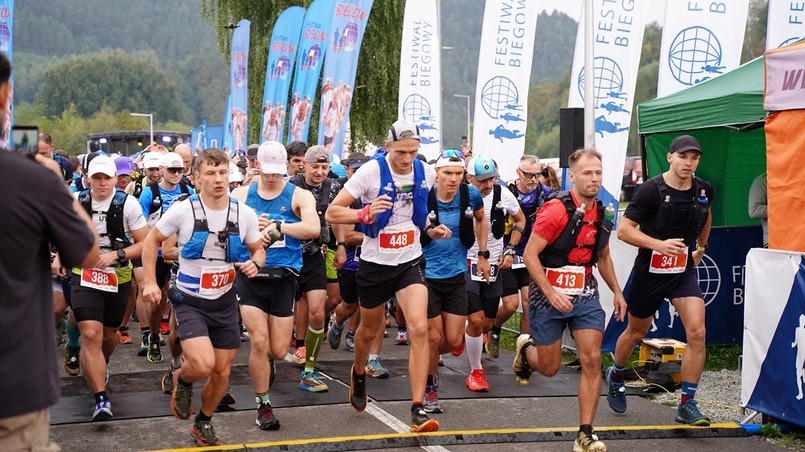 Od 100 km o świcie do rodzinnego biegu w blasku księżyca. Drugi dzień Festiwalu Biegowego w Piwnicznej pełen emocji