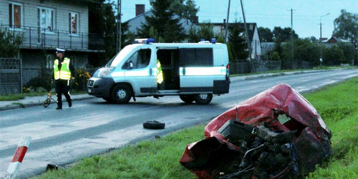 Makabra. Z citroena została metalowa kula, a tir...