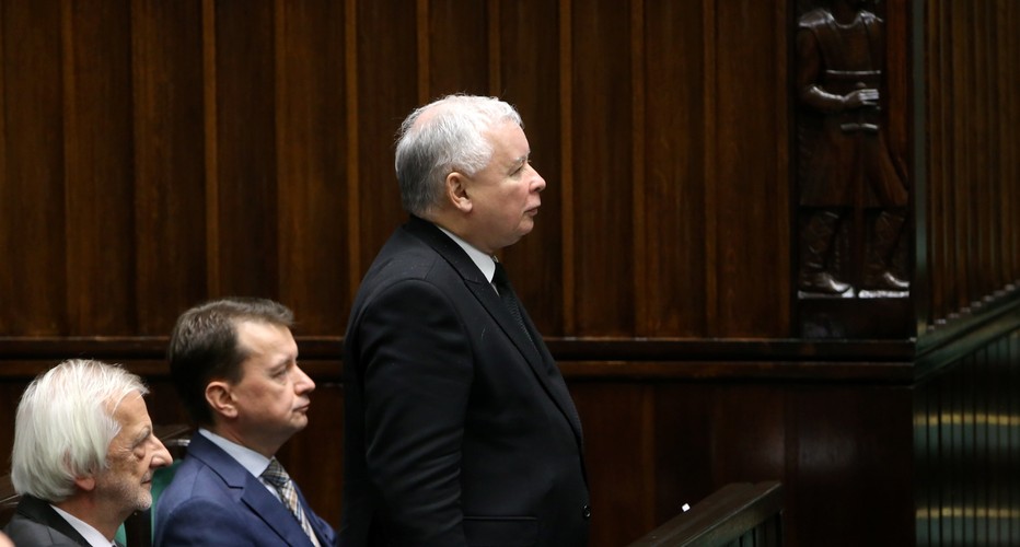 Prezes PiS Jarosław Kaczyński (P) składa ślubowanie poselskie, podczas pierwszego posiedzenia Sejmu VIII kadencji