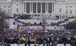 Zwolennicy Trumpa wdarli się do Kapitolu. Policja: Cztery osoby zmarły