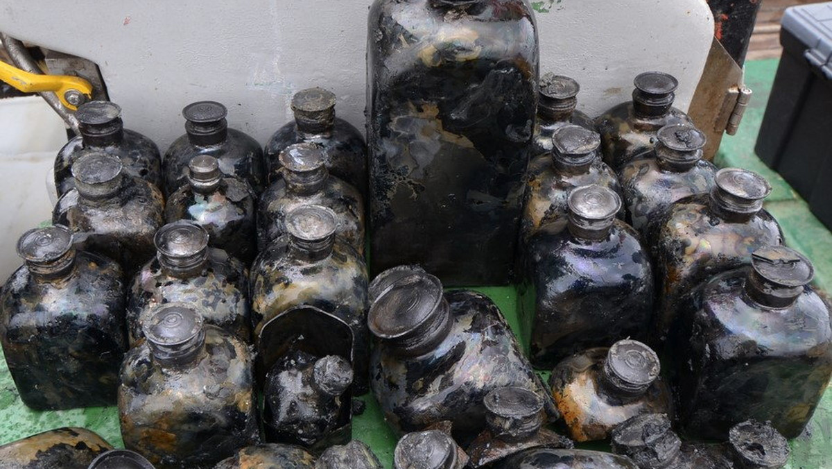 Butelki z cynowymi zakrętkami, beczki i trzy armaty - to skarby znalezione podczas eksploracji wraku "Szklany", pozostałości po statku handlowym z drugiej połowy XVII wieku, który zatonął na Zatoce Gdańskiej z pełnym ładunkiem.