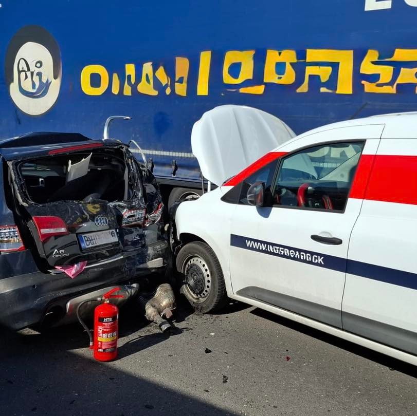 Stret autobusu a troch vozidiel v Dunajskej Lužnej.