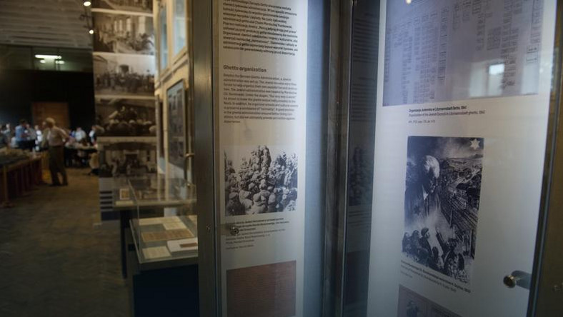 Wystawa "Post 41. Relacje z Litzmannstadt Getto" zawierająca m.in. pocztówki wysyłane przez deportowanych do Polski w 1941 roku Żydów wiedeńskich została otwarta w poniedziałek w muzeum na dawnej Stacji Radegast w Łodzi.