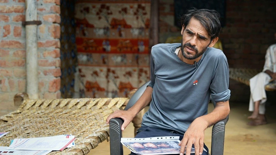 Sarvešin muž Paramvir kaže da je ovaj redak oblik vanmaterične trudnoće bio izuzetno težak za porodicu i psihički i finansijski | Foto: BBC/Prabhat Kumar