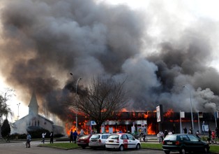 Stolica kilku światów. Podparyskim slumsom grożą "zamieszki głodowe"