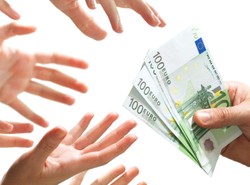 Pijany golas rozdawał pieniądze na lotnisku