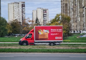 Vozilo iz koga se isporučuju donacije građanima